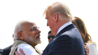 Премиерът на Индия посрещна Тръмп на двудневна визита с прегръдка