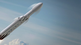 SpaceX направи първия успешен търговски полет с най-мощната ракета в света