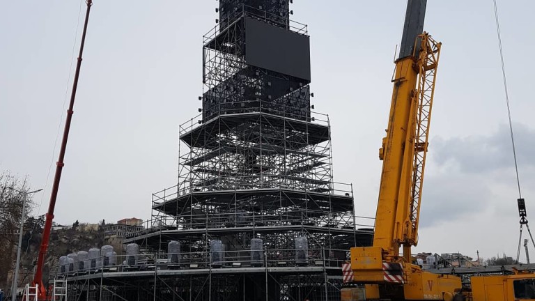 30-метрова кула се издигна в центъра на Пловдив, предаде БГНЕС.