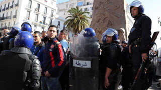 Стотици алжирци протестираха в събота за втори пореден ден в