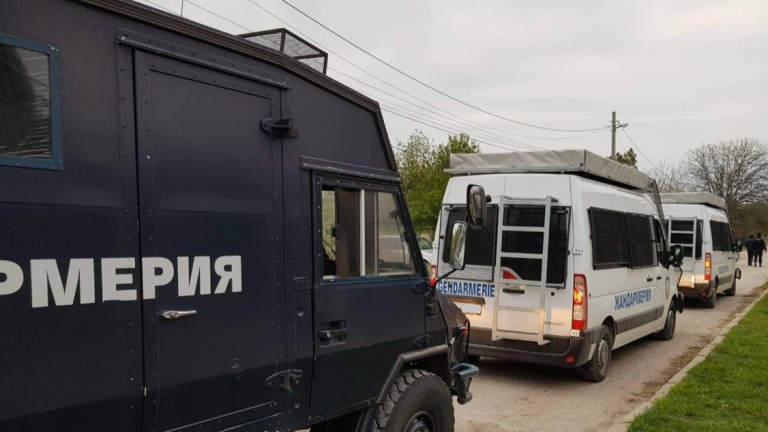 Полицаи и жандармеристи влязоха в имоти на ало-измамници в Горна