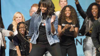 Мишел Обама танцува на концерта на Бионсе