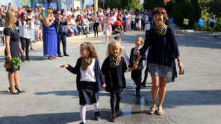 Минималната първоначална учителска заплата от месец септември у нас става
