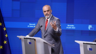 Албанският премиер Еди Рама на пресконференция след срещата на върха