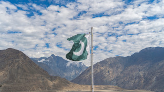 Деветнайсет пакистански войници са били убити в събота при два