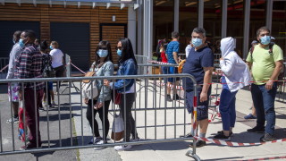 Коронавирус: Километрична опашка в Женева за безплатна храна