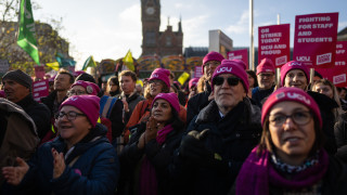 Британците се подготвят за празничен сезон със закъсняващи пратки отменени