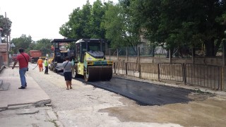 Започна асфалтирането на ключови пътни участъци в града и населените