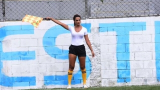 Бразилската съдийка с мократа фланелка: Не искам да съм секси (СНИМКИ 18+)