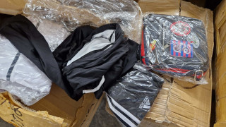 Митнически служителите задържаха голямо количество маркови дрехи при проверка на