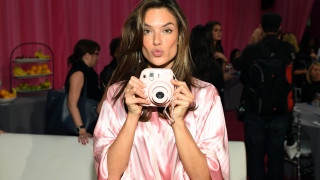 Алесандра Амброзио може да се похвали не само с божествено