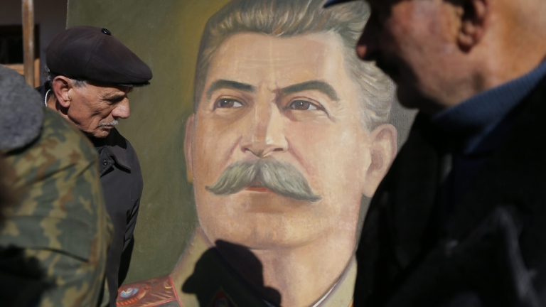Внукът на Сталин умря на улицата в Москва
