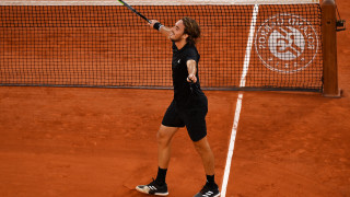 Петият поставен Стефанос Циципас стартира с трудна победа участието си