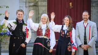 На съпругата на престолонаследника на Норвегия определено й се насъбра