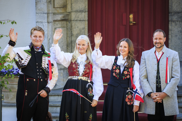 Мете-Марит с принц Хокон (вдясно) и двете им деца