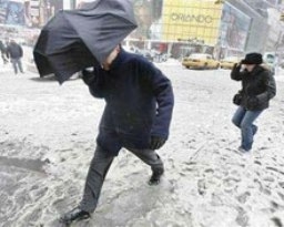 Армията рине снега в Милано