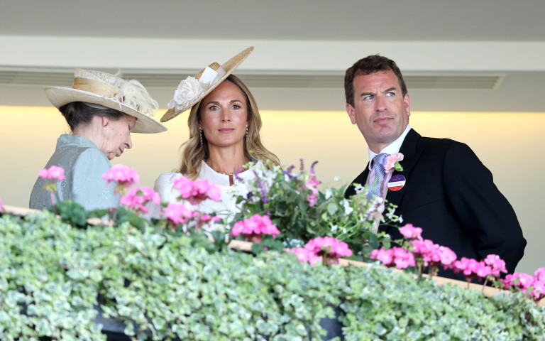 Принцеса Ан (вляво) дружно със сина си и годеницата му