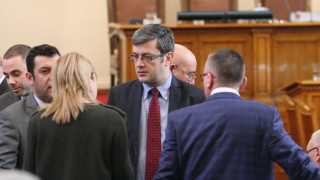 Симптом на ценностна атрофия видя Тома Биков в червените Ръководството