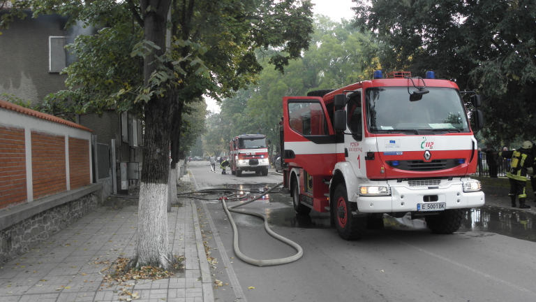 Дърводелски цех горя в София