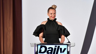 Две години след като ѝ се наложи да се извинява