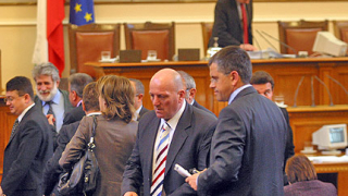 Опозицията събира подписи за 6-ти вот на недоверие