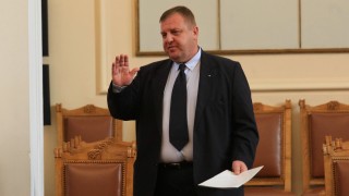 Каракачанов готов да обсъди "творческата инициатива" на Сидеров за оставката си