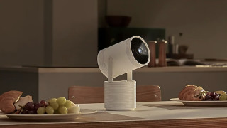 Миналата година Samsung представи доста симпатичен и способен мобилен проектор