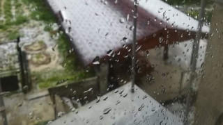 Сериозни щети е нанесла в Хисаря силна буря снощи Около