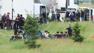 Полицията спипа над 40 мигранти в камион в София