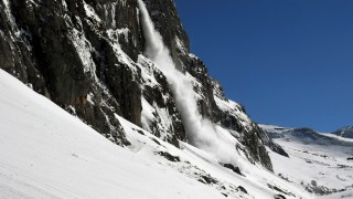 Двама души са в неизвестност след лавина в швейцарския кантон