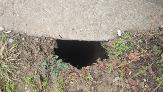 Дълбока и необезопасена дупка зее на детска площадка в Плевен