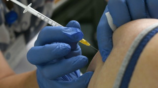 Учените препоръчват трета доза ваксина за да бъдат защитени хората