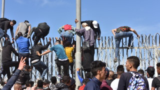 Европа "няма да бъде сплашена" след наплива на мигранти в Сеута