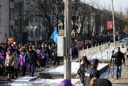 Деца на работници от ВМЗ-Сопот блокираха пътя София-Бургас 