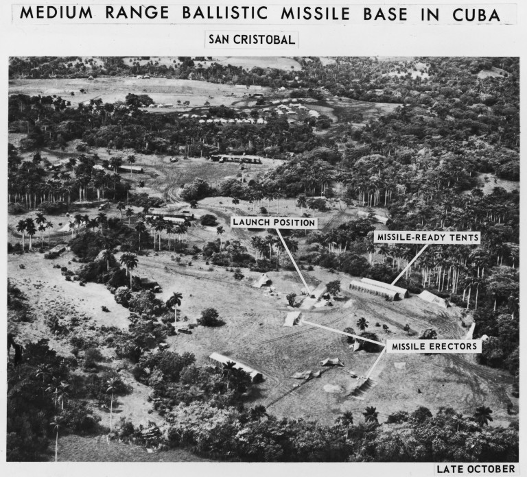 Шпионска снимка на база за балистични ракети със среден обсег в Сан Кристобал, Куба, с етикети, описващи подробно различни части на базата