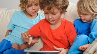 Таблетите и телефоните са опасни за децата