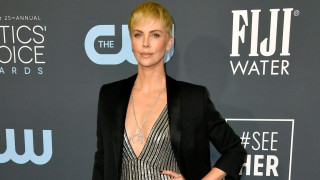 Чарлийз Терон отпразнува 45 ия си рожден ден по доста необичаен