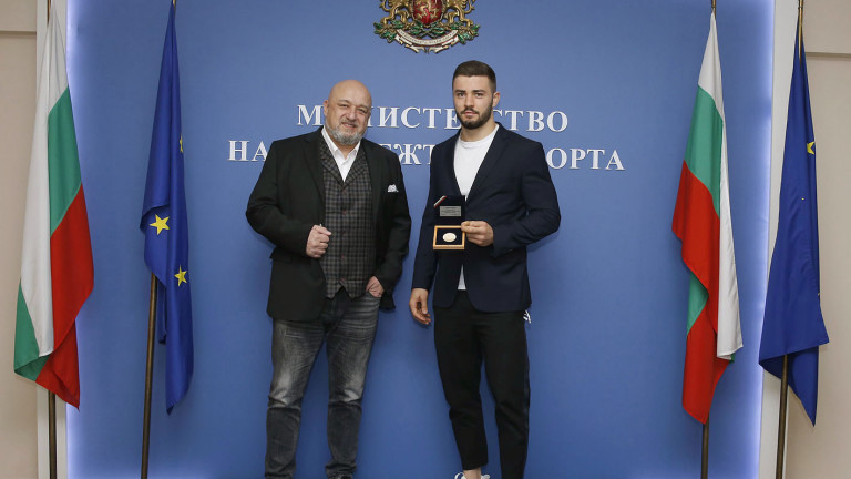 Министър Кралев награди Борис Георгиев за сребърния медал от големия шлем в Ташкент