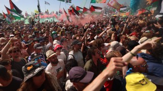 Британският премиер Кийр Стармър и организаторите на емблематичния музикален фестивал