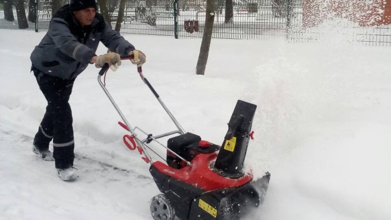  Над 180 машини и 1022 души чистят столицата от сняг