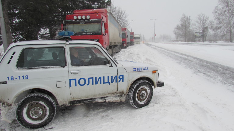 Времето продължава да затваря пътища в страната