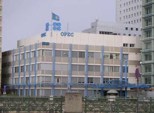 ОПЕК намалява производството от 1 февруари, петролът поскъпва