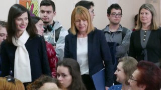 Мария Габриел към ученици: Машините няма да изместят човешкото творчество