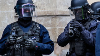 Френската полиция арестува петима души по подозрение във връзки с