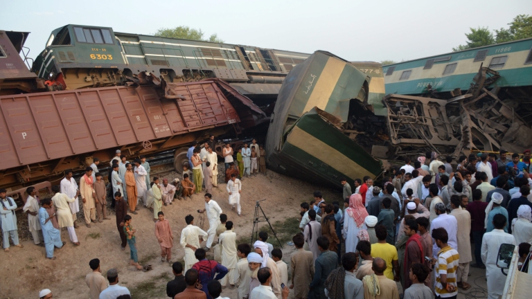 Най-малко шестима загинали при сблъсък между бърз и товарен влак в Пакистан