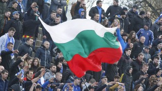 Заради канонадата от снежни топки с които фенове на Левски