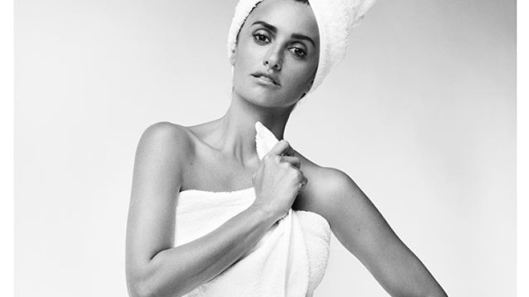 Пенелопе Крус остана по хавлия (СНИМКИ)