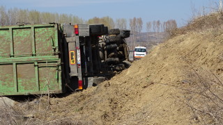 Камион се обърна на АМ "Хемус"