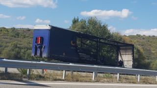 Тежкотоварен камион се запали в движение на АМ Струма съобщава