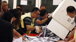 Опозицията в Хонконг печели разгромна победа на местния вот 